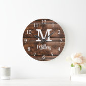 Grande Horloge Ronde Rustic Brown Wood Script Nom de famille Monogrammé (Maison)