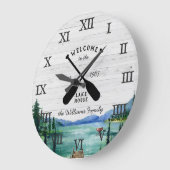 Grande Horloge Ronde Rustic Lake House Thème | Nom de famille (Angle)