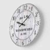 Grande Horloge Ronde Rustic Personnalisé Mariage Nouveaux mariés (Angle)