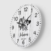 Grande Horloge Ronde Rustic White bois élégant Script Mr & Mrs. (Angle)
