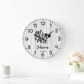Grande Horloge Ronde Rustic White bois élégant Script Mr & Mrs. (Maison)