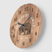 Grande Horloge Ronde Rustic Wood Black Bear Cabine Maison Nom de famill (Angle)