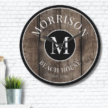 Grande Horloge Ronde Rustic Wood Monogramme Nom de famille<br><div class="desc">Cette horloge rustique est l'ajout parfait à votre maison de plage familiale, maison de lac, salle de jeu, grotte homme, et plus encore. Il présente un monogramme initial audacieux au centre, avec votre nom de famille élégamment affiché en haut. Le bas indique "Beach House", mais cela peut être customisé pour...</div>
