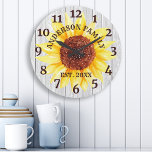 Grande Horloge Ronde Rustique Blanc Grange Bois Tournesol Nom personnal<br><div class="desc">Grande belle grange blanche rustique vintage tournesol de bois personnalisé nom de famille année établi mur décoration horloge. Le parfait style de la campagne en planches à fleurs pour n'importe quelle maison ou cuisine.</div>
