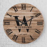 Grande Horloge Ronde Rustique Monogram Farmhouse Nom de famille personn<br><div class="desc">Nom de famille personnalisé, monogramme, et année établi Rustic Modern Wall horloge dans un style de ferme tendance avec cadran d'horloge romain et blanc clair plank / shiplap fond design. Un cadeau idéal pour les jeunes mariés, les mariages ou les grands-parents, ou pour un cadeau de bienvenue dans votre cabine,...</div>