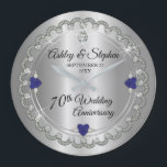 Grande Horloge Ronde Sapphire Jubilee Diamonds 70e anniversaire Mariage<br><div class="desc">Une élégance opulente encadre ce 70ème anniversaire mariage dans un design diamant à coquilles avec diamant central en larme aux accents saphir en forme de coeur et aux éclats faux ajoutés sur un dégradé argenté. Veuillez noter que tous les embellissements sont imprimés et ne sont faits que pour apparaître le...</div>