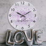 Grande Horloge Ronde Script de nom violet de parties scintillant d'arge<br><div class="desc">Un arrière - plan métallique à l'aspect faux argenté, décoré de poussière de parties scintillant en faux violet. Personnalisez et ajoutez votre nom écrit avec un script de style à la main tendance avec des swashes. Pour que les swashes ne suppriment que le nom de l'échantillon, laissez les espaces ou...</div>