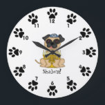 Grande Horloge Ronde Shalom ! - Chien mignon de carlin avec Menorah<br><div class="desc">C'est une petite horloge murale mignonne pour votre pièce d'enfant, comportant un petit chien doux de carlin de bande dessinée portant une kippa, et un menorah devant lui. Autour des bords, à côté des nombres sont les petits empreintes de pattes mignons ! Au-dessous du chien est le mot "Shalom !"...</div>
