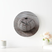 Grande Horloge Ronde Shell On Top Of A Wooden Table (Maison)