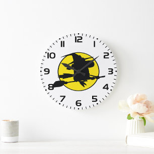 Grande Horloge Ronde Silhouette de sorcière volant sur un balai contre