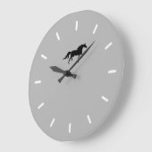 Grande Horloge Ronde Silhouette élégante du Cheval Noir sur gris argent (Angle)