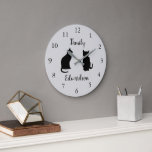Grande Horloge Ronde Silhouettes de chats noirs modernes nom de famille<br><div class="desc">Silhouettes de chat noir moderne nom de famille Large Horloge. Ajoutez votre propre nom pour personnaliser.</div>