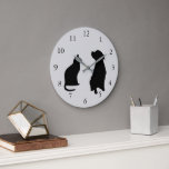 Grande Horloge Ronde Silhouettes de chien de chat moderne animaux arriè<br><div class="desc">Silhouettes de chat et de chien modernes, animaux domestiques, assis sur l'horloge arrière - plan gris clair.</div>