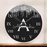 Grande Horloge Ronde Silver Black Parties scintillant de luxe Glam Nom<br><div class="desc">Parties scintillant argentée et noire Monogramme Nom et horloge murale initiale de luxe. Cela rend le cadeau parfait pour 16 ans,  mariage,  douche nuptiale,  anniversaire,  baby shower ou bachelorette pour quelqu'un qui aime le luxe glam et les styles chic.</div>