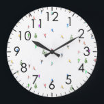 Grande Horloge Ronde Ski alpin d'hiver Ski Ski Ski Motif<br><div class="desc">skieur d'hiver cool design motif avec skieurs skieurs sur les pistes de la station de ski alpin parmi des sapins enneigés dans les alpes. Les skieurs freeride portent des combinaisons de ski rétro vintages et colorées, descendent en ski avec des skis sur un arrière - plan de paysage de montagne...</div>