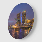 Grande Horloge Ronde Skyline À Dusk, Sur La Grande Rivière (Angle)