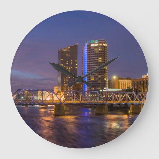 Grande Horloge Ronde Skyline À Dusk, Sur La Grande Rivière (Recto)