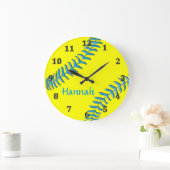 Grande Horloge Ronde Softball Clocks Your NAME, Background, Text COLORS (Maison)