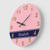 Grande Horloge Ronde Solid Pink, Navy Blue Ribbon Nom Monogram (Angle)