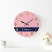 Grande Horloge Ronde Solid Pink, Navy Blue Ribbon Nom Monogram (Maison)