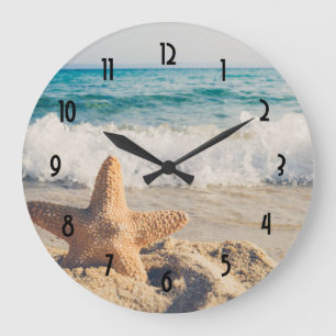 Grande Horloge Ronde Starfish sur une plage de sable Photo