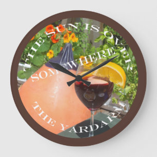 Grande Horloge Ronde Sun au-dessus de l'extrémité d'une vergue carré