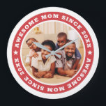 Grande Horloge Ronde Super Maman Depuis 20XX Modern Photo Simple<br><div class="desc">Ce design simple et moderne est composé de typographie serif et d'ajouter une photo personnalisée. Awesome Maman Depuis 20XX tourne autour de la photo de votre mère,  mère,  maman,  maman etc. C'est un cadeau parfait pour votre maman pour son anniversaire,  le jour de la mère,  Noël,  etc.</div>