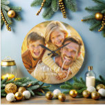 Grande Horloge Ronde Superposition de texte simple et élégante<br><div class="desc">Créez un souvenir de famille intemporel avec cette horloge photo simple et élégante. Doté d'un design minimaliste et d'une charmante superposition de scénario familial, cette plaque présente magnifiquement vos photos de famille préférées. Parfait pour les enfants, les parents et les grands-parents un beau cadeau pour la journée ou la fête...</div>