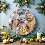 Grande Horloge Ronde Superposition de texte simple et élégante<br><div class="desc">Créez un souvenir de famille intemporel avec cette horloge photo simple et élégante. Doté d'un design minimaliste et d'une charmante superposition de script d'amour, cette plaque présente magnifiquement vos photos de famille préférées. Parfait pour les enfants, les parents et les grands-parents un beau cadeau pour la journée ou la fête...</div>