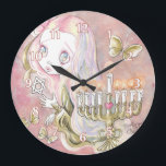 Grande Horloge Ronde Sweet Menorah Girl<br><div class="desc">Un tableau original en acrylique intitulé : "Sweet Menorah Girl". Une belle et douce représentation d'une jeune fille juive et d'une menorah dorée, remplie de jolies bougies blanches. Art original © par Angela Flemming. Tous Les Documents Contenus Ne Peuvent Être Reproduits, Copiés, Modifiés, Publiés, Transmis Ou Téléchargés D'Aucune Façon Sans...</div>