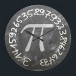 Grande Horloge Ronde Symbole Pi mathématique<br><div class="desc">Possède un symbole pi et des nombres sur un tableau de bord.</div>