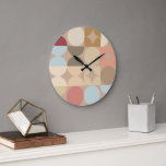 Grande Horloge Ronde Tauige Beige Blush rose bleu clair Motif rétro<br><div class="desc">Beau beige taupe contemporain, crème d'ivoire blanc cassé, bleu turquoise, menthe et bleu clair aqua turquoise couleur vert turquoise demi cercles géométriques et motif en mosaïque carré. Elégant, élégant et éclectique design minimalisme pour le décorateur artistique, décorateur artistique, branché populaire, style d'art rétro vintage ou abstrait amateur de motifs géométriques...</div>