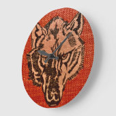 Grande Horloge Ronde Tête de loup sur le rouge (Angle)