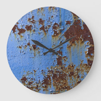Grande Horloge Ronde Texture en métal et en bleu.
