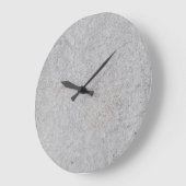 GRANDE HORLOGE RONDE TEXURE EN BÉTON DOUX (Angle)