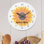 Grande Horloge Ronde Tournesol jaune personnalisé<br><div class="desc">Éclairez votre journée avec cette charmante horloge florale avec un tournesol d'aquarelle d'origine et un simple visage d'horloge. Facilement personnalisable avec votre nom. Utilisez l'option Personnaliser supplémentaire pour modifier la taille, le style ou la couleur du texte si vous le souhaitez. Parce que nous créons notre propre oeuvre, vous ne...</div>