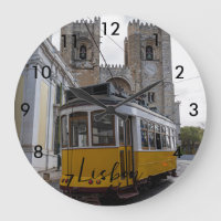 Tramway jaune sur la cathédrale de Lisbonne au Por
