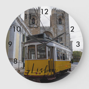 Grande Horloge Ronde Tramway jaune sur la cathédrale de Lisbonne au Por