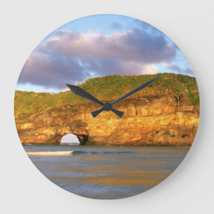 Grande Horloge Ronde Trou dans le mur sur la côte sauvage