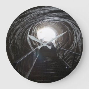 Grande Horloge Ronde Tunnel de grotte sombre