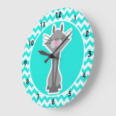 Grande Horloge Ronde Turquoise, couleur Chevron d'Aqua ; Chat gris (Angle)