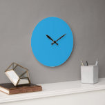 Grande Horloge Ronde Un carré bleu encadré par une bordure blanche, pré<br><div class="desc">Cet élégant carré bleu, délicatement encadré par une bordure blanche et nette, dégage une esthétique contemporaine et sophistiquée. Parfait pour ajouter une touche de style moderne à tout espace, cette pièce est sûr d'élever votre décoration avec son design propre et élégant.</div>