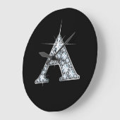 Grande Horloge Ronde Un Monogramme Faux-"Diamond" (Angle)