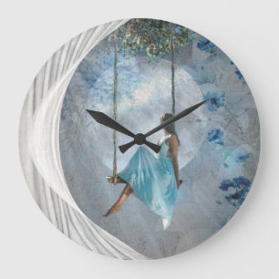 Grande Horloge Ronde Une femme en robe bleue sur une balançoire