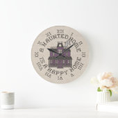 Grande Horloge Ronde Une Maison Hantée Est Une Maison Heureuse (Maison)