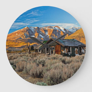 Grande Horloge Ronde Vieille ferme le long de lac Hwy 395 en juin