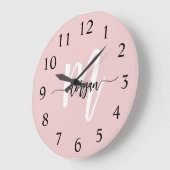 Grande Horloge Ronde Vierge rose moderne Script Girl Monogramme Nom (Angle)