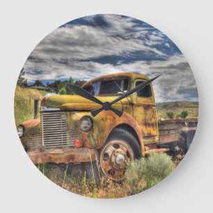 Grande Horloge Ronde Vieux camion abandonné dans un champ