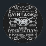 Grande Horloge Ronde Vintage 1951 Mythe de l'homme Légende 70e annivers<br><div class="desc">Faites de votre anniversaire une fête encore plus spéciale avec ce dessin mignon et coloré. Un complément parfait pour votre collection de cadeaux d'anniversaire. Un doit porter des vêtements pour un célébrant d'anniversaire.</div>