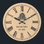 Grande Horloge Ronde Vintage Look Roman Numeral Beehive | Nom de famill<br><div class="desc">Design moderne d'horloge à look Vintage avec une ruche à écheveler et des chiffres romains. Personnalisez avec votre nom de famille et fixez la date. Ferait un ajout merveilleux à un cottage ou à un décor de ferme. Idéal pour les apiculteurs ou ceux qui aiment les abeilles au miel.</div>